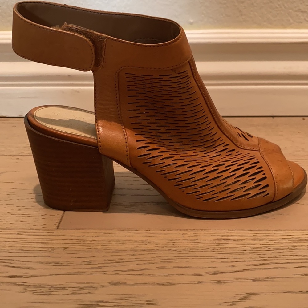 VINCE CAMUTO Lavette Cognac Perforated Peep Toe Sandal Shoe Size 6.5 M